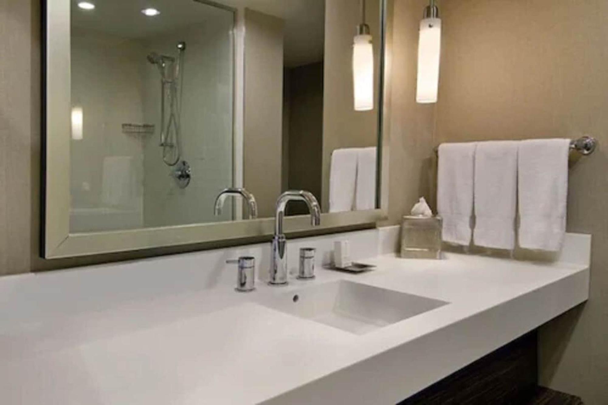 ฮิลตัน โตรอนโต แอร์พอร์ต โฮเต็ลแอนด์สวีท Hotel มิสซิสซอกา ภายนอก รูปภาพ